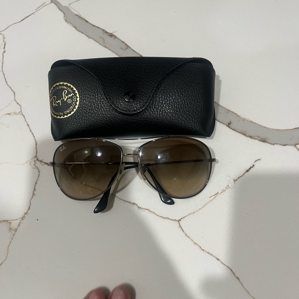 Men brown ray-ban sunglasses does come with case